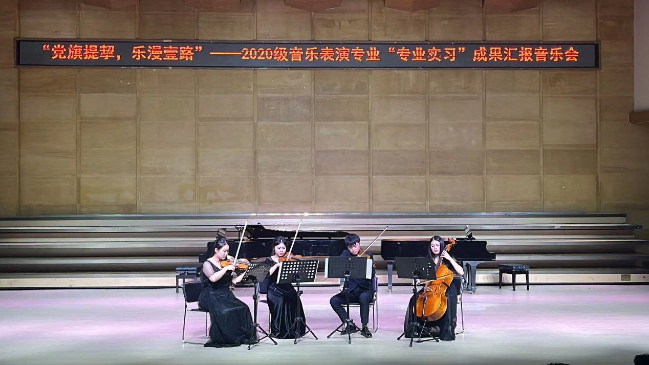 图片包含 路, 走, 男人, 人们描述已自动生成 图片包含 路, 走, 男人, 人们描述已自动生成